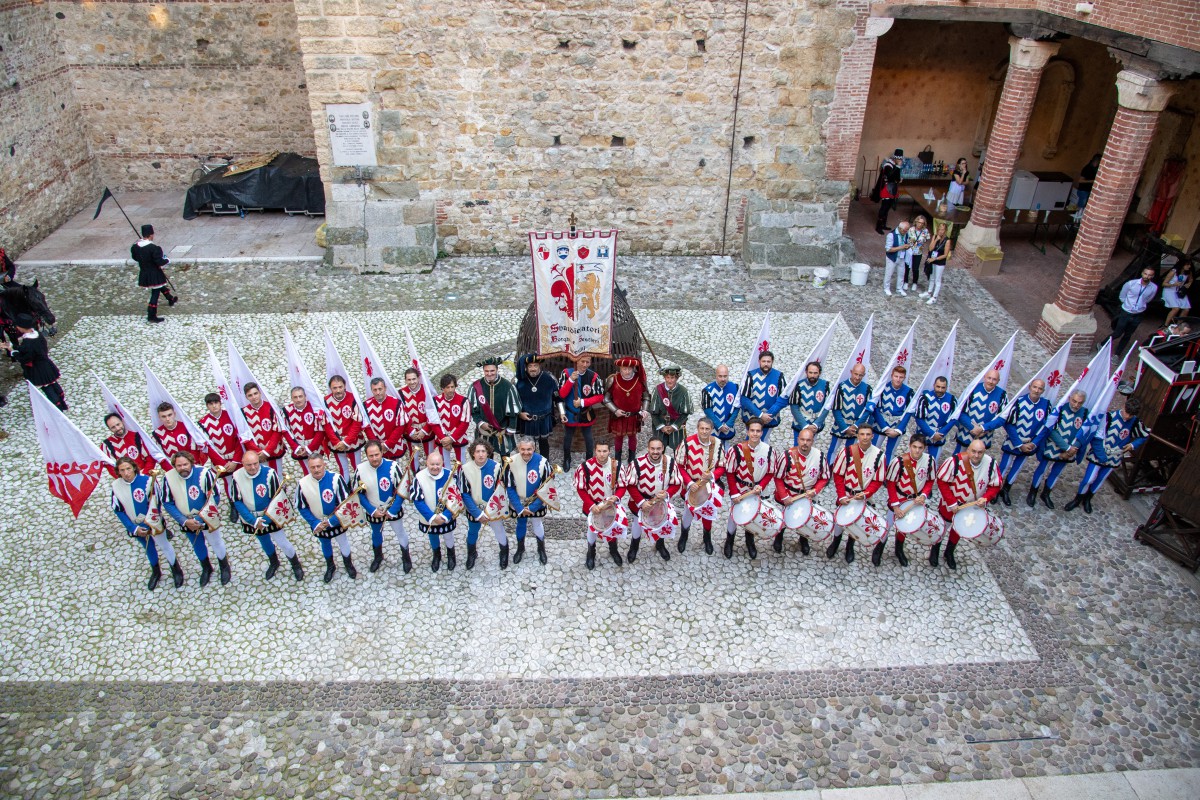 Fahnenschwenker aus den florentinischen Bezirken und Stadtteilen