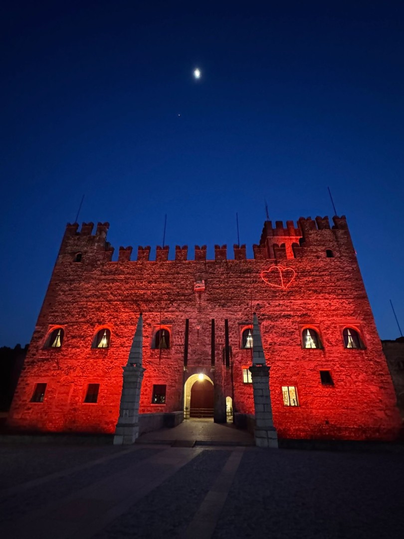 A partire da venerdì 7 febbraio, due cuori luminosi brilleranno sulla facciata del Castello Inferiore, anticipando i festeggiamenti della giornata dedicata agli innamorati, in calendario il 14 febbraio, con un’atmosfera romantica e unica.